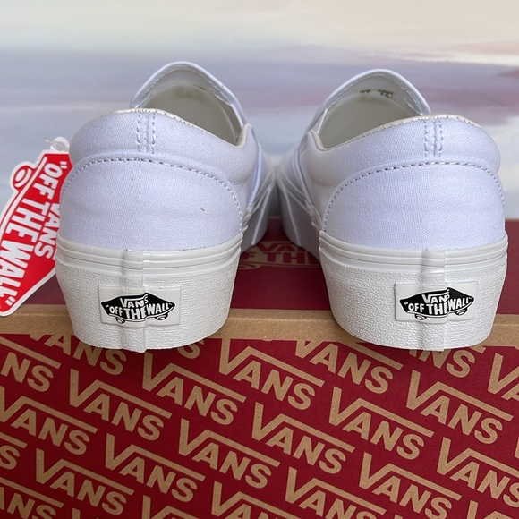 Vans WMNS Classic Slip-On
True White
VN0A3JEZW00
Sneakers - Picture 14 of 16